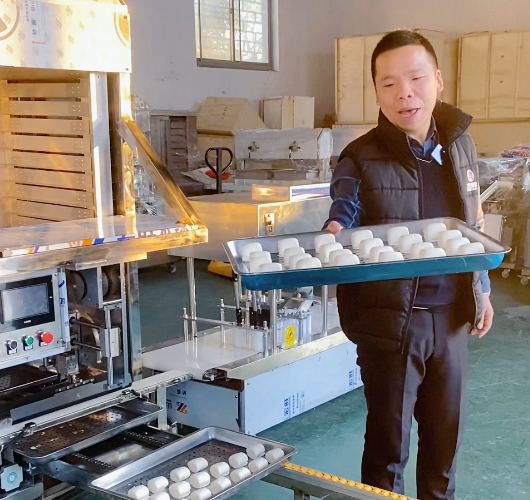 六十高齡回鄉(xiāng)開饅頭店，饅頭機(jī)好不好操作？