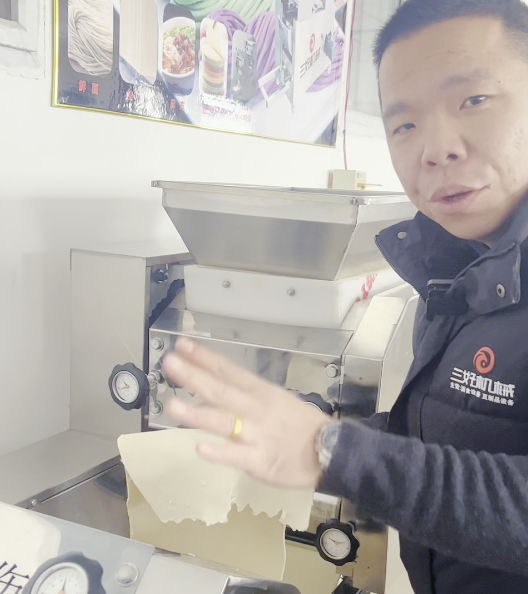 作為一個新手小白應該怎么使用面條機制作面條？